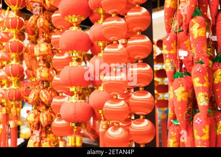 Festival du printemps chinois (nouvel an) décorations dans des couleurs rouge vif et or Banque D'Images