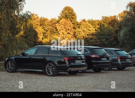 Strasbourg, France - 5 octobre 2018 : rangée de deux wagons Audi A6, Ford Mondeo et Audi A5 garée sur le parking extérieur en face du parc Banque D'Images