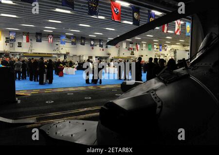 Les membres du service péruvien et les invités se joignent aux marins américains et aux Marines sur le navire d'assaut amphibie USS America (LHA 6) pour une réception à Callao, Pérou, le 140901 septembre Banque D'Images