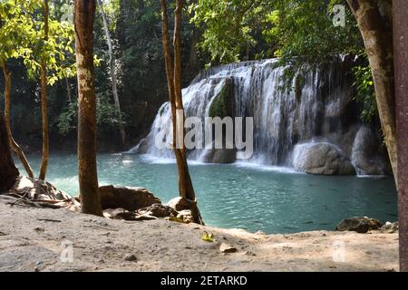 Calcaire cascade d'Erawan dans la forêt du parc national d'Erawan, Kanchanaburi, Thaïlande Banque D'Images