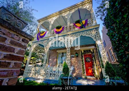 Une maison historique de 1859 avant-guerre, avec de la dentelle italienne en fer forgé, est décorée pour Mardi gras, 19 février 2021, à Mobile, Alabama. Banque D'Images