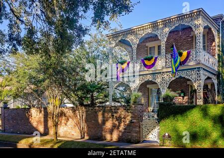 Une maison historique de 1859 avant-guerre, avec de la dentelle italienne en fer forgé, est décorée pour Mardi gras, 19 février 2021, à Mobile, Alabama. Banque D'Images