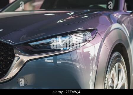 Nouveau véhicule Mazda CX-30 dans la salle d'exposition du concessionnaire, Moscou, février 2021 Banque D'Images