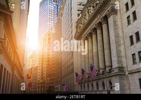 Le soleil brille sur les bâtiments historiques du quartier financier de lower Manhattan, New York City près de Wall Street Banque D'Images