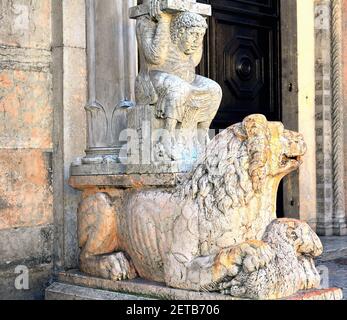 Sculpture à la base de la colonne à l'entrée de Cathédrale de Ferrara Italie Banque D'Images