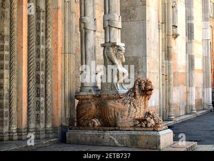 Sculpture à la base de la colonne à l'entrée de Cathédrale de Ferrara Italie Banque D'Images