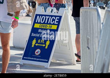 Floride, États-Unis. 1er mars 2021. Des panneaux avertissant du danger COVID-19 se trouvent sur la route nationale A1A à fort Lauderdale, en Floride, le 1er mars 2021. Le premier jour de semaine de la semaine de relâche 2021 a vu des foules clairsemées d'étudiants sur la plage de fort Lauderdale. Alors que de petits groupes d'étudiants se sont rassemblés sur le sable et dans les restaurants, les foules normalement associées à la saison ne se sont pas encore matérialisées, et personne n'est sûr qu'elles le seront ou non. Les opinions des responsables cités dans les médias locaux vont des rapports enthousiastes sur les taux d'occupation élevés des hôtels aux refrats sur des photos d'actualités potentielles sans masque Banque D'Images