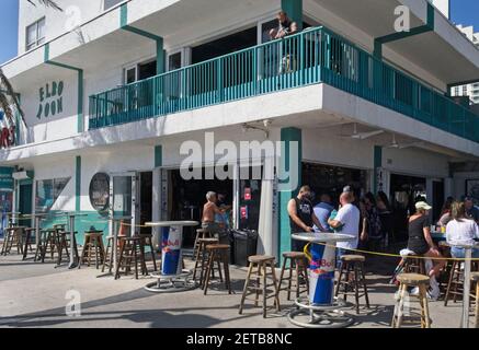 Floride, États-Unis. 1er mars 2021. Des tables attendent les clients au légendaire bar Elbo Room situé sur la plage de fort Lauderdale, en Floride, le 1er mars 2021. Le premier jour de semaine de la semaine de relâche 2021 a vu des foules clairsemées d'étudiants sur la plage de fort Lauderdale. Alors que de petits groupes d'étudiants se sont rassemblés sur le sable et dans les restaurants, les foules normalement associées à la saison ne se sont pas encore matérialisées, et personne n'est sûr qu'elles le seront ou non. Les opinions des responsables cités dans les médias locaux vont des rapports enthousiastes sur les taux d'occupation élevés des hôtels aux refrats sur les photos d'actualités potentielles de m Banque D'Images