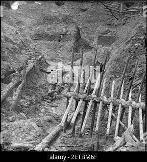 Petersburg, Virginie Dead Confederate soldat, dans la tranchée au-delà d'une section de chevaux-de-frise Banque D'Images