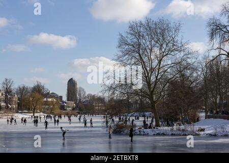 ZUTPHEN, PAYS-BAS - 12 févr. 2021 : ciel couvert au-dessus de la scène hivernale du canal urbain gelé avec de la neige au-dessus Banque D'Images