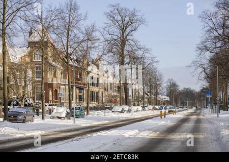 ZUTPHEN, PAYS-BAS - 10 février 2021 : neige dans les rues et sur les toits, détail architectural des maisons de style art déco colorées en hiver Banque D'Images