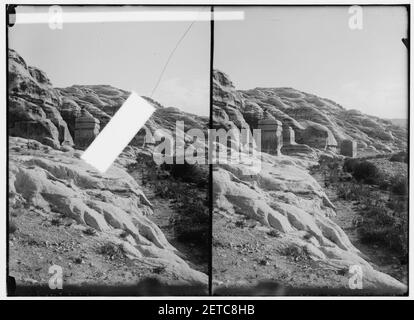 Petra en Transjordanie. Trois pylônes près de Bab Es-Sik Banque D'Images