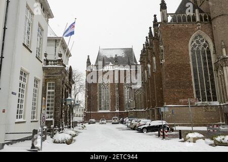 ZUTPHEN, PAYS-BAS - 08 février 2021 : façade de Walburgiskerk et extérieur de l'église historique et ancien bâtiment municipal Banque D'Images