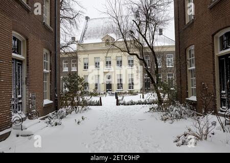 ZUTPHEN, PAYS-BAS - 08 févr. 2021: Profitez du jardin de cour de café dans le centre historique de la ville hanséatique médiévale pendant une tempête de neige Banque D'Images