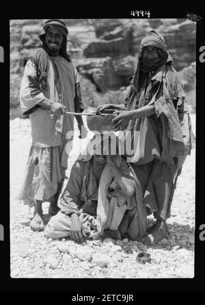 Petra. Petrean types, etc. Les Bédouins Bdul. L'exécution d'une incantation plus d'un homme malade Banque D'Images