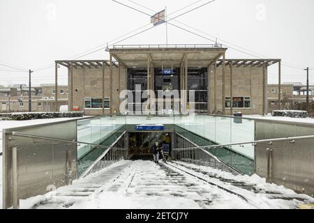 ZUTPHEN, PAYS-BAS - 08 févr. 2021: Gare et marche vers le parking souterrain couvert de neige Banque D'Images