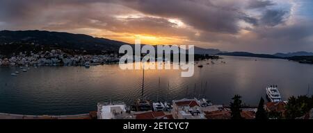 Une belle vue panoramique sur l'île de Poros en Grèce sur fond de ciel de coucher de soleil Banque D'Images