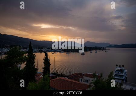 Une belle vue sur l'île de Poros en Grèce arrière-plan du ciel du coucher du soleil Banque D'Images