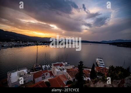 Une belle vue sur l'île de Poros en Grèce arrière-plan du ciel du coucher du soleil Banque D'Images