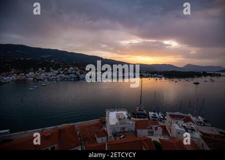 Une belle vue sur l'île de Poros en Grèce arrière-plan du ciel du coucher du soleil Banque D'Images