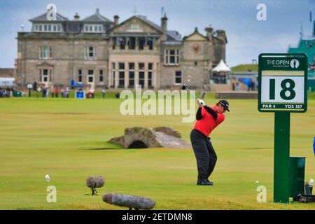 Paysage du célèbre 18ème trou à - le vieux parcours, St Andrews, Fife, Écosse, Royaume-Uni avec Sir Nick Faldo teing off, et le célèbre Royal et ancien club de golf derrière le vert Banque D'Images