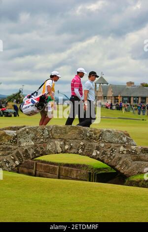 Tiger Woods et Camillo Villegas traversent le pont Swilcan au 18e trou de la maison - The Open 2010 Old course, St Andrews, Fife, Écosse, Royaume-Uni Banque D'Images