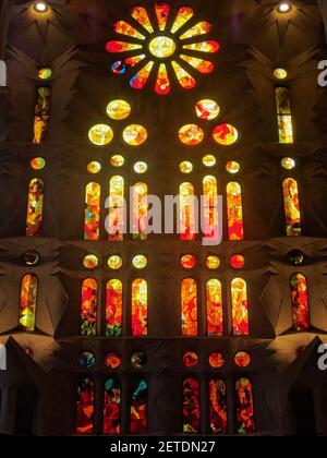 Vitraux colorés dans la Sagrada Familia - Barcelone, Catalogne, Espagne Banque D'Images