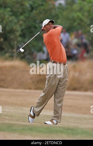 Le champion Tiger Woods Golfer a tiré un coup de fer au championnat Open Golf 2006, Royal Liverpool Golf Club Banque D'Images