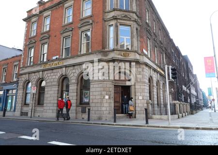 Pékin, Chine. 2 mars 2021. Les gens sortent d'une succursale de la Bank of Ireland à Dublin, Irlande, le 1er mars 2021. Bank of Ireland, l'une des plus grandes banques commerciales d'Irlande, a confirmé lundi qu'elle fermera 103 succursales en Irlande et en Irlande du Nord à partir de septembre 2021. Credit: Xinhua/Alay Live News Banque D'Images