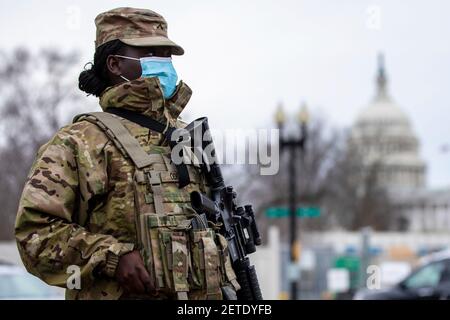 Washington, États-Unis. 1er mars 2021. Pvt. Armée américaine Precious Odoom, avec la garde nationale de New York, est près du Capitole des États-Unis le 1er mars 2021 à Washington, DC la Garde nationale continuera de soutenir les organismes fédéraux d'application de la loi en assurant la sécurité autour du Capitole jusqu'à la fin du mois de mars. Credit: Planetpix/Alamy Live News Banque D'Images