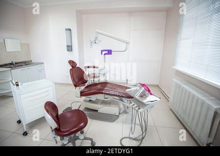 Pratique dentaire moderne. Fauteuil dentaire et d'autres accessoires utilisés par les dentistes. Banque D'Images