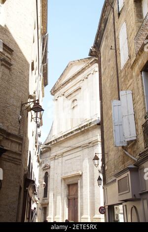 Photo verticale d'un quartier avec de vieux bâtiments à Pezenas, en France Banque D'Images