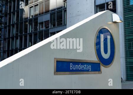 BERLIN, ALLEMAGNE - 27 mai 2020 : BERLIN, ALLEMAGNE 27 mai 2020. La nouvelle station de métro Bundestag dans le Reichstag. Il ne sera pas terminé en raison de t Banque D'Images