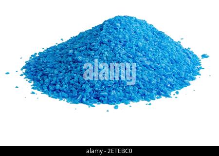 Pile de granules de sulfate de cuivre bleu - isolé en gros plan sur fond blanc. Arête à arête vive. Banque D'Images