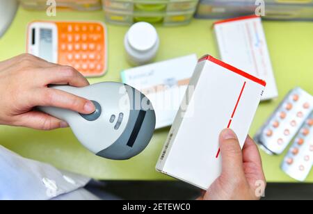 La numérisation des codes à barres pharmacien dans une pharmacie de médicaments de médecine pharmacie. Banque D'Images