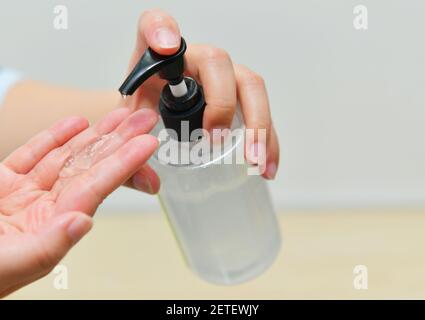 Gros plan sur le lavage des mains avec un désinfectant à l'alcool Banque D'Images