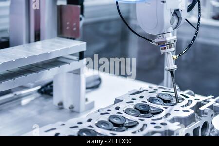 Gros plan de la machine automatique de mesure des coordonnées (CMM) pour inspection élevée bloc moteur de précision pendant le travail Banque D'Images