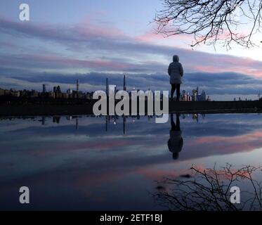 Edgewater, États-Unis. 1er mars 2021. Les piétons marchent sur un chemin le long de l'Hudson River avec une vue sur le Manhattan Skyline à Edgewater, NJ, le lundi 1er mars 2021. Photo de John Angelillo/UPI crédit: UPI/Alay Live News Banque D'Images