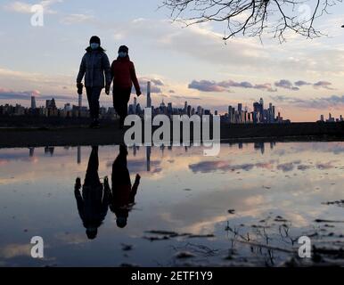 Edgewater, États-Unis. 1er mars 2021. Les piétons marchent sur un chemin le long de l'Hudson River avec une vue sur le Manhattan Skyline à Edgewater, NJ, le lundi 1er mars 2021. Photo de John Angelillo/UPI crédit: UPI/Alay Live News Banque D'Images