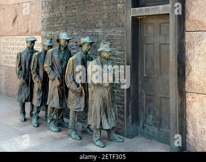 Un segment en bronze du Franklin Delano Roosevelt Memorial à Washington DC dépeint des hommes sans emploi dans une ligne de soupe pendant la Grande Dépression. Banque D'Images