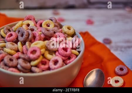 le petit déjeuner était mauvais, il y a des céréales colorées pleines de sucre et de rouge jus de fruits Banque D'Images