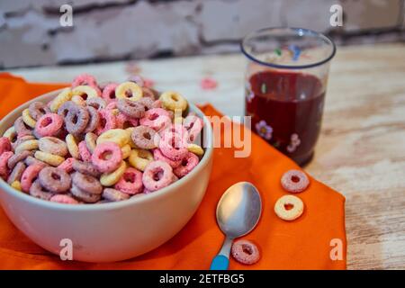 le petit déjeuner était mauvais, il y a des céréales colorées pleines de sucre et de rouge jus de fruits Banque D'Images