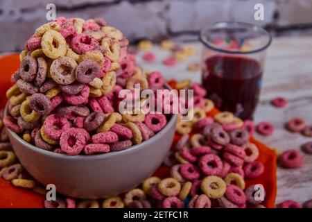 le petit déjeuner était mauvais, il y a des céréales colorées pleines de sucre et de rouge jus de fruits Banque D'Images