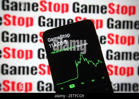 Ukraine. 2 mars 2021. Dans cette illustration, le prix de l'action GameStop (GME) et un tableau sont affichés sur l'écran d'un smartphone. Credit: Pavlo Gonchar/SOPA Images/ZUMA Wire/Alay Live News Banque D'Images