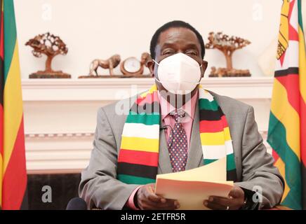 Harare, Zimbabwe. 1er mars 2021. Le président zimbabwéen Emmerson Mnangagwa prend la parole lors d'une allocution nationale télévisée à la Maison d'État de Harare, Zimbabwe, le 1er mars 2021. Le président zimbabwéen Emmerson Mnangagwa a remercié lundi la Chine d'avoir fait don des vaccins COVID-19 au Zimbabwe alors que le pays s'engage dans son programme d'inoculation. Credit: Wanda/Xinhua/Alay Live News Banque D'Images