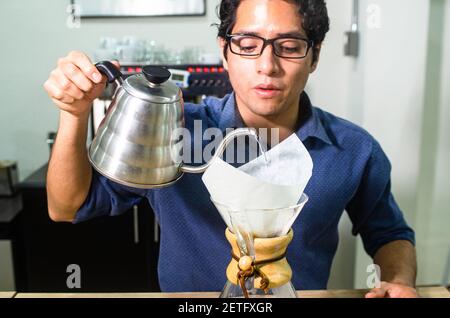 Portrait du barista professionnel qui prépare le café Banque D'Images