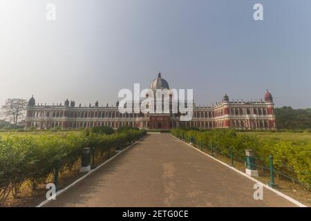 Vue à grand angle de Cooch Behar Rajbari, également appelé le Palais Victor Jubilee, est un point de repère dans la ville de Cooch Behar, Bengale occidental Banque D'Images