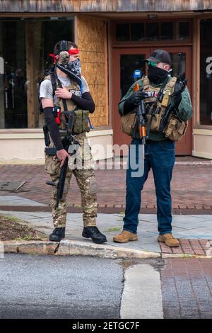 Stone Mountain, GA, États-Unis. 15 août 2020. Des manifestants armés protestent contre des membres de la milice lors d'un rassemblement de 'Defind Stone Mountain'. Plusieurs milices de droite et contre-manifestants devaient converger samedi à Stone Mountain, Géorgie. Banque D'Images