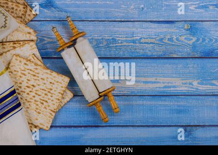 Pâque de Pesach célébrant les symboles des grandes fêtes de famille juive traditionnelle matzah, talle, torah Scroll Banque D'Images