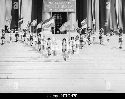 Photographie de la marche des colons de l'école secondaire Jefferson sur les marches de l'édifice des Archives nationales le jour de la Constitution, 1974. (4923598487). Banque D'Images